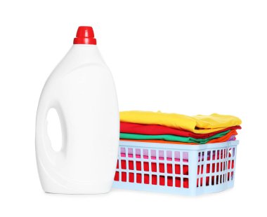 Çamaşır sepeti, temiz kıyafetler ve beyaza izole edilmiş bir şişe deterjan.