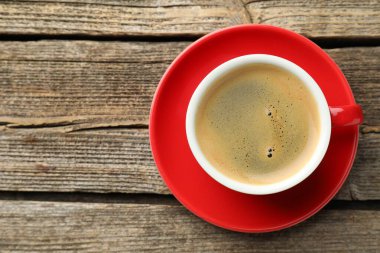 Ahşap masanın üzerinde bir fincan aromatik kahve, üst manzara. Metin için boşluk