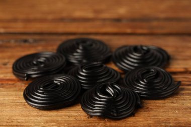 Tahta masada doğal meyan kökü şekeri, yakın plan.