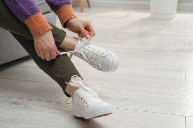 Evde şık ayakkabılar giyen bir kadın, yakın plan. Metin için boşluk