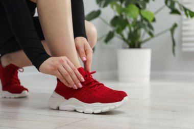 Evde şık ayakkabılar giyen bir kadın, yakın plan. Metin için boşluk