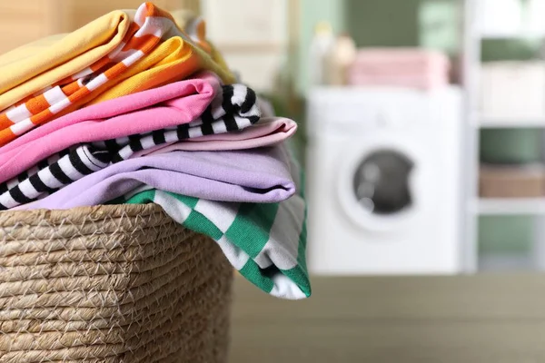 Çamaşır sepetinin içinde iç çamaşırları var, yakın plan. Metin için boşluk