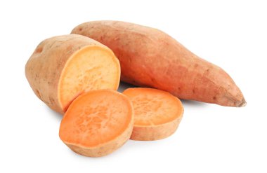 Beyaz üzerine izole edilmiş tatlı patatesler.