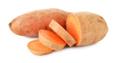 Beyaz üzerine izole edilmiş tatlı patatesler.