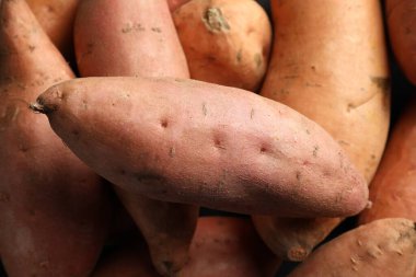 Taze taze patatesler arka planda, yakın plan.