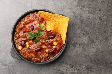 Gri masada nachos soslu nefis chili con carne, en iyi manzara. Metin için boşluk