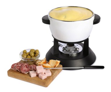 Lezzetli erimiş peynirli fondü ve beyaz üzerine izole edilmiş aperatifler.