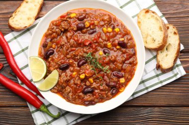 Ahşap masa, düz yatıyordu lezzetli chili con carne hizmet
