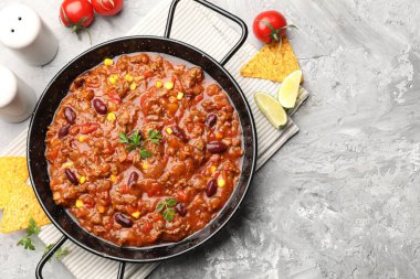 Gri desenli masada servis edilen nefis biberli karne. Metin için boşluk