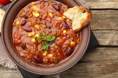 Ahşap masada servis edilen nefis biberli omlet.