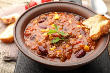 Ahşap masada servis edilen lezzetli biberli omlet, yakın plan.