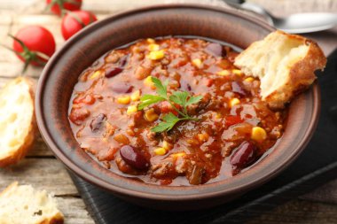 Ahşap masada servis edilen lezzetli biberli omlet, yakın plan.