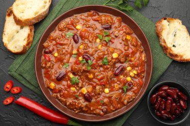 Siyah masada servis edilen leziz biberli omlet.