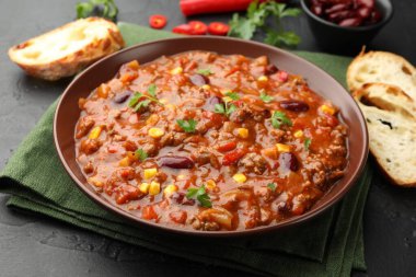 Siyah masada servis edilen leziz kırmızı biber, yakın plan.