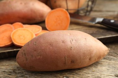 Tahta masada çiğ patates, yakın plan.