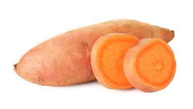 Beyaz üzerine izole edilmiş tatlı patatesler.