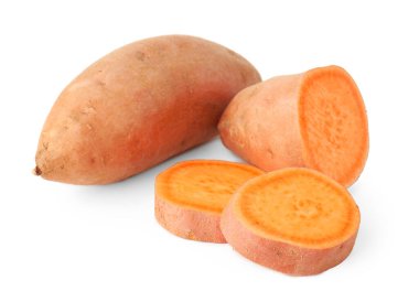 Beyaz üzerine izole edilmiş tatlı patatesler.