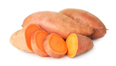 Beyaz üzerine izole edilmiş tatlı patatesler.