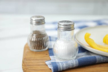 Beyaz masadaki baharatlı tuzluklar ve biberlikler, seçici odaklanma.