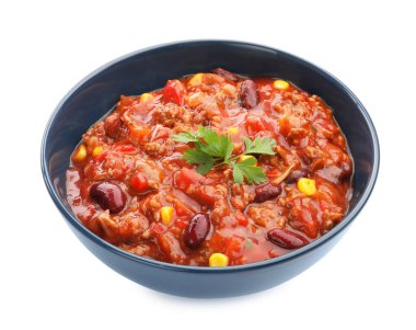 Lezzetli biberli makarna kasede izole edilmiş beyazda.