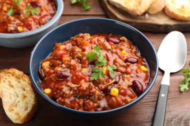 Ahşap masada servis edilen lezzetli biberli omlet, yakın plan.