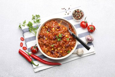 Açık gri masada servis edilen leziz biberli omlet.