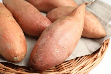 Beyaz masada çiğ patates, yakın plan.