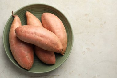 Gri desenli masada çiğ patates, üst manzara. Metin için boşluk