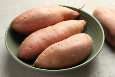 Gri desenli masada çiğ patates, yakın plan.