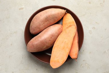 Gri desenli masada çiğ patates, üst manzara.