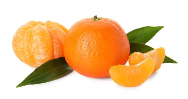 Soyulmuş ve soyulmamış mandalinalar beyazda izole edilmiş.