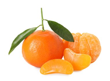 Soyulmuş ve soyulmamış mandalinalar beyazda izole edilmiş.