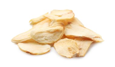 Beyaz üzerine izole edilmiş kurutulmuş sarımsak taneleri.