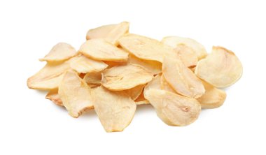 Beyaz üzerine izole edilmiş kurutulmuş sarımsak taneleri.