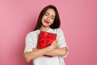 Sevgililer Günü. Pembe arka planda güzel bir kadın.