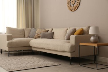 Modern rahat kanepeyle iç mekan çok şık.