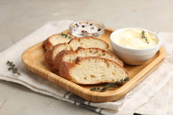 Gri masadaki tereyağlı ve baharatlı baget dilimleri, yakın plan.