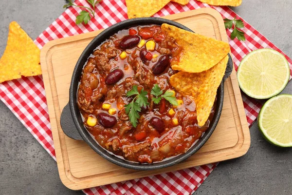 Gri masada nachos ve limonla servis edilen lezzetli biberli omlet.