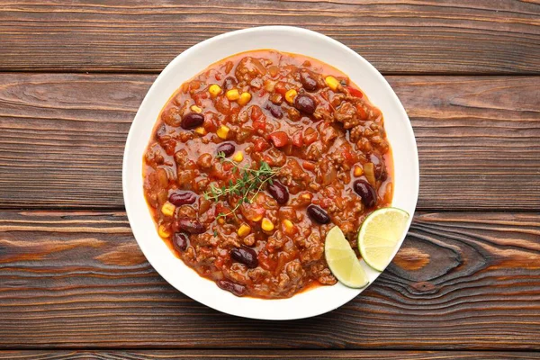 Ahşap masada servis edilen nefis biberli omlet.