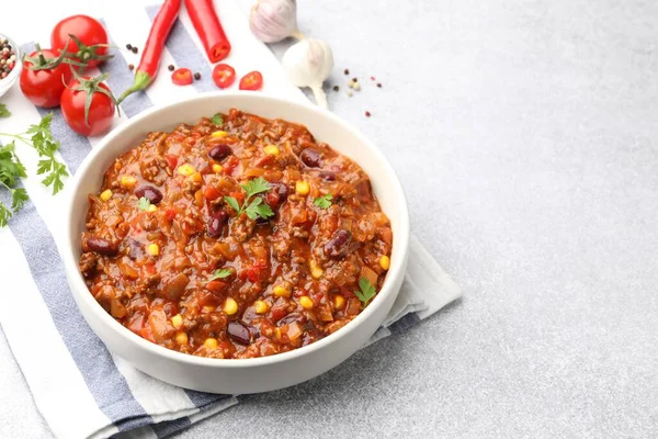 Açık gri masada servis edilen lezzetli biberli makarna, yakın plan. Metin için boşluk