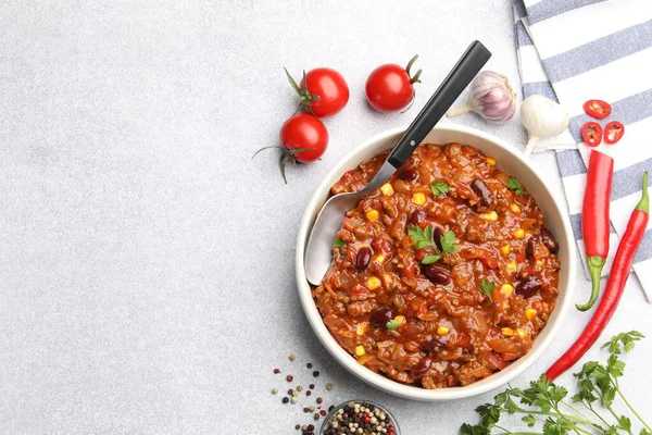 Açık gri masada servis edilen leziz biberli omlet. Metin için boşluk