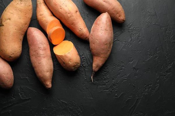 Siyah desenli masada çiğ patates, düz uzanmış. Metin için boşluk