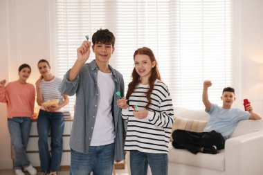 Evde dart oynayan bir grup genç, seçici bir odak