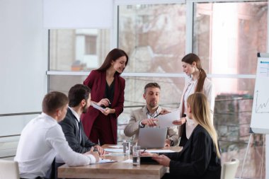 Ofiste tabloda, birlikte çalışan iş adamları