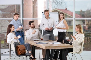 Mola sırasında kahve içen meslektaşlar.