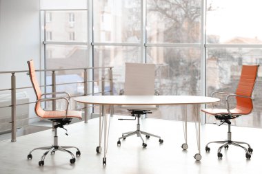 Şık bir masa ve ofiste sandalyeler. İç tasarım