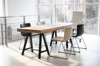 Şık bir masa ve ofiste sandalyeler. İç tasarım