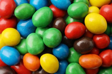 Arka plan olarak pek çok lezzetli renkli şekerler, yakın plan