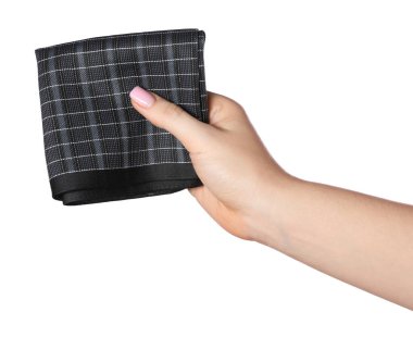 Beyaz arkaplanda siyah kareli mendil tutan kadın, yakın plan.