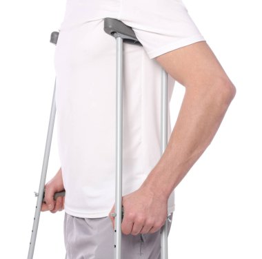 Beyaz arka planda koltuk değnekli adam, yakın plan